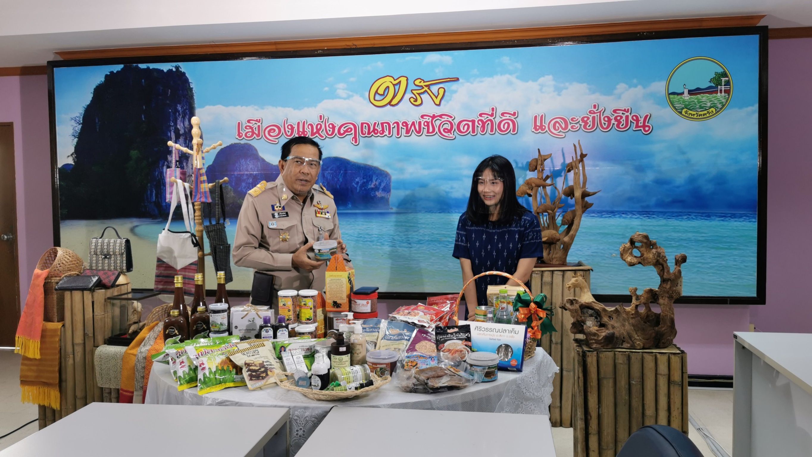 ผู้ว่าฯตรัง ร่วมวงนักการตลาดรุ่นใหม่ OTOPตรัง เปิดเวทีไลต์สดแนะนำสินค้า
