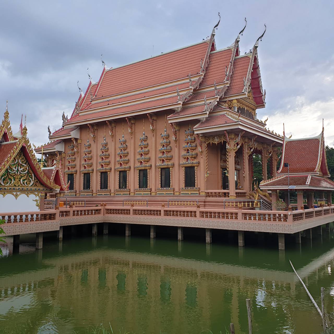 เชิญไหว้พระขอพรต่อสิ่งศักดิ์สิทธิ์ชมพระอุโบสถตามสถาปัตยกลางน้ำวัดสระแก้ว นครสวรรค์