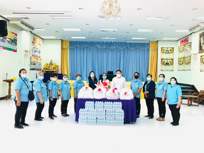 นายอำเภอแม่สอด มอบชุดธารน้ำใจกู้ชีวิตฝ่าวิกฤติโควิด ให้กับชาวบ้านผู้เดือดร้อน  