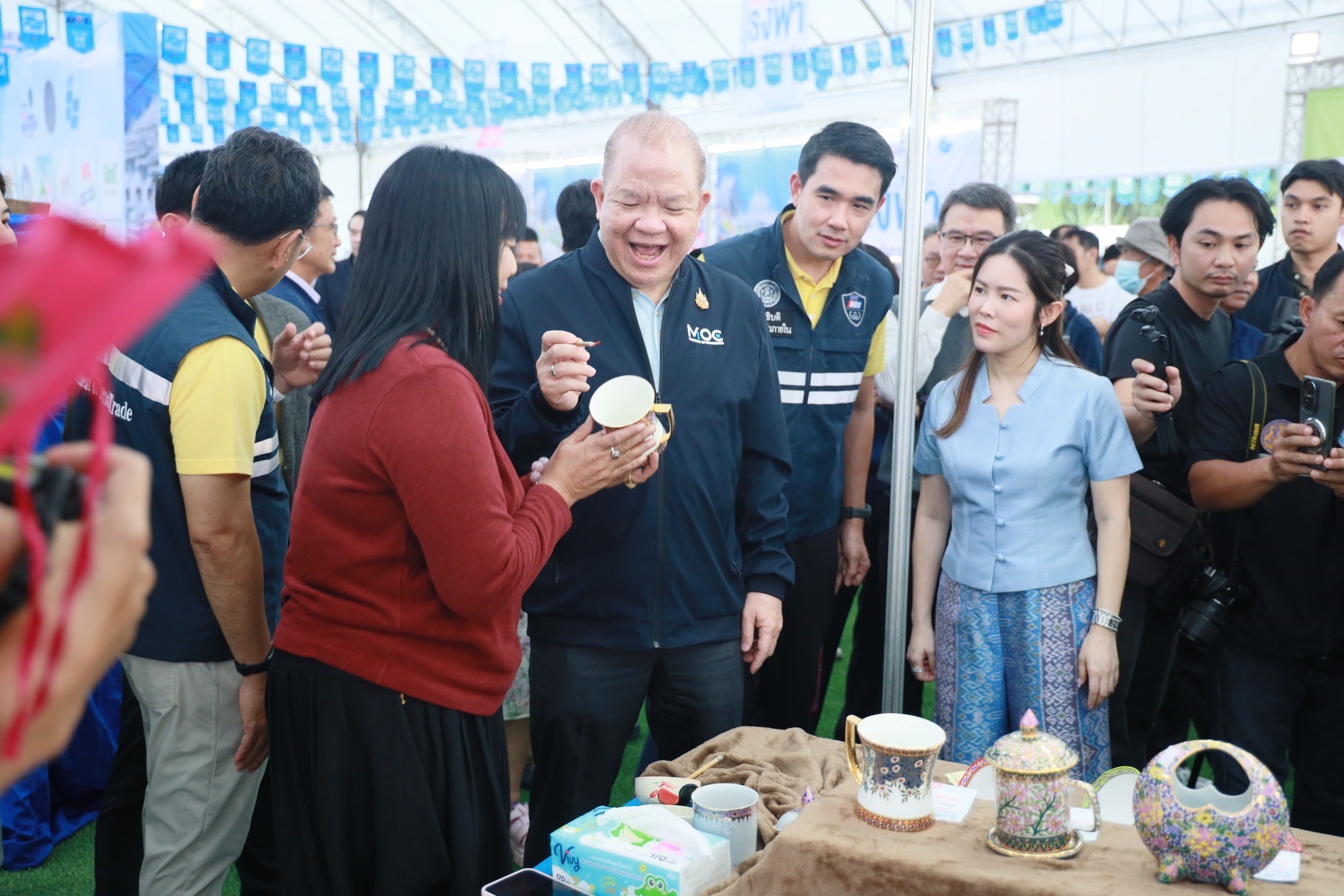 รมว.พาณิชย์ ลงพื้นที่เชียงราย เปิดมหกรรมธงฟ้าฟื้นฟูเศรษฐกิจ ลดค่าครองชีพช่วยเหลือประชาชน