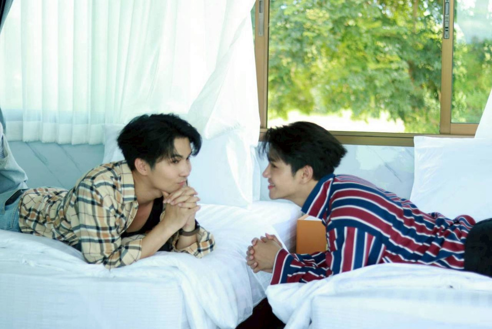 ใจเริ่มชัดแต่ปากยังเงียบ “เงารักใต้แสงเทียน EP.10” เมื่อความรู้สึกลึกเกินคำว่าเพื่อน