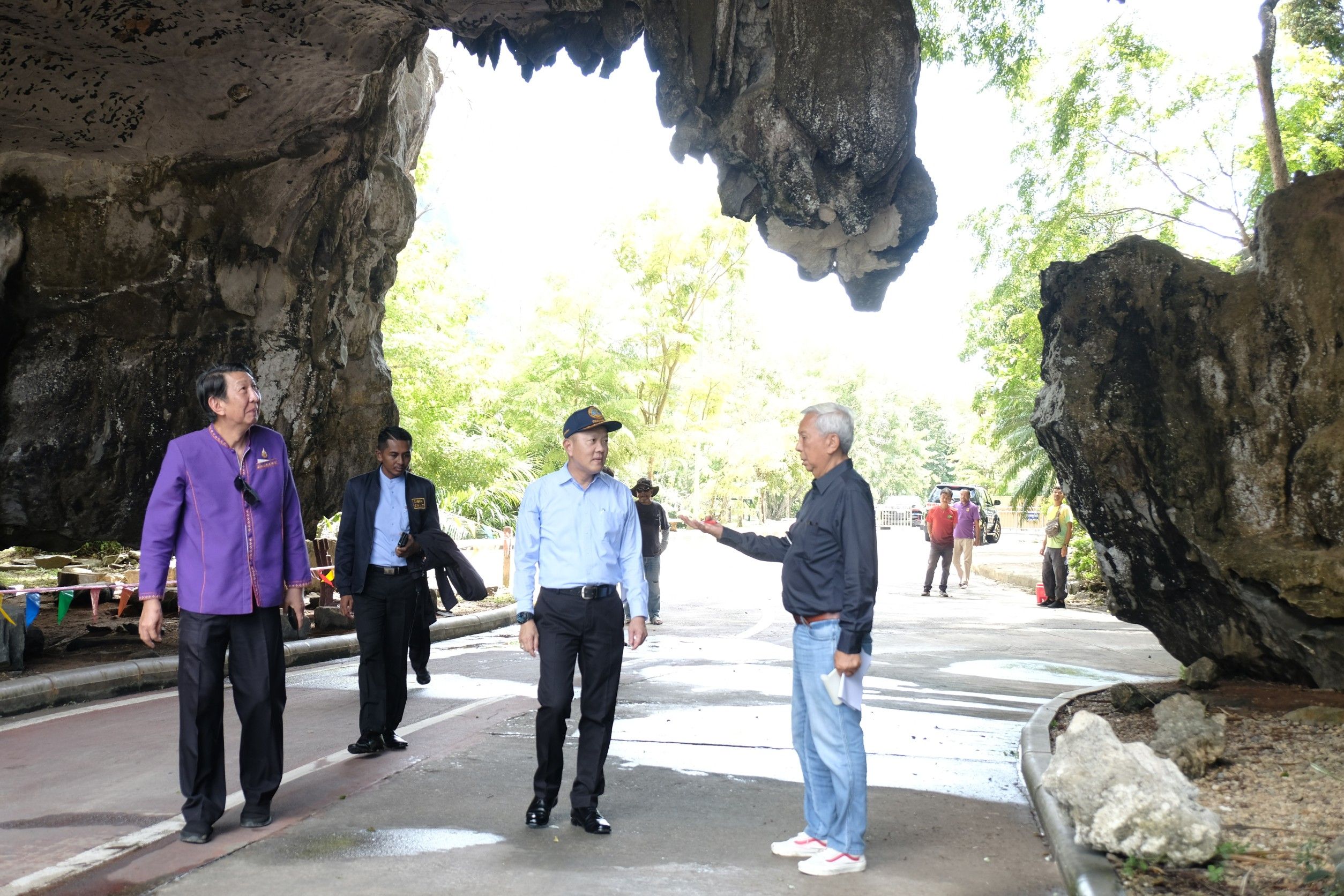 รองประธานกรรมการบริหารมูลนิธิสวนสมเด็จพระศรีนครินทร์ฯ เข้าตรวจสอบเหตุการณ์หินถล่ม ภายในบริเวณสวน