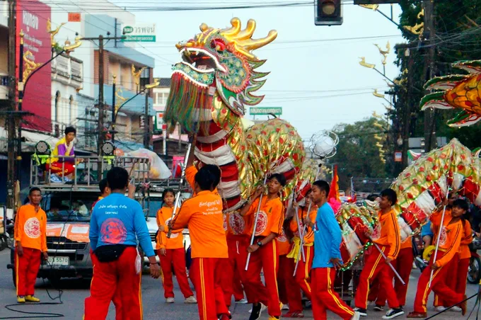 มูลนิธิชุมพรฯฉลองครบรอบ 50 ปี จัดแห่ยิ่งใหญ่สิงโต-มังกรทอง รอบเมืองชุมพร