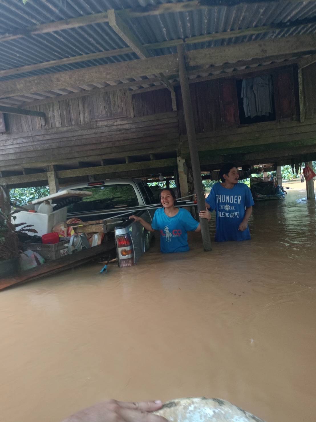 หมู่ 7 บ้านทุ่งกระบอก ต.สะตอ อ.เขาสมิง ยังท่วมหนัก สูง 150-200 ซม. ถนนเชื่อมสะตอ-ประณีตไปไม่ได้ 