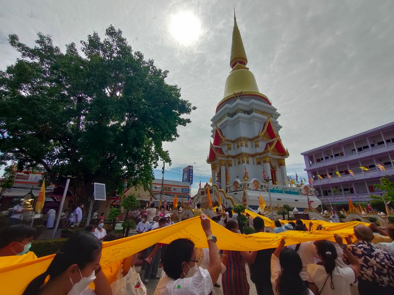 พุทธศาสนิกชนสตูล-แรงงานเมียนมา  ร่วมพิธีแห่ผ้าขึ้นห่มพระบรมธาตุเจดีย์ศรีเมืองใต้ 