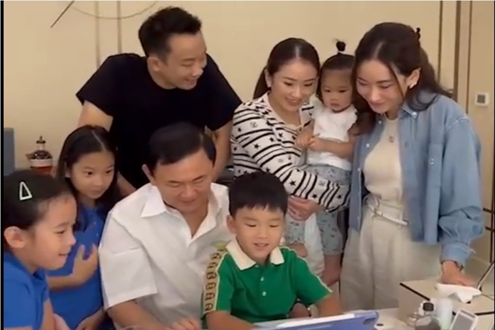 'โอ๊ค พานทองแท้' แซะรัฐประหารทำประเทศล้าหลัง พร้อมปล่อยTeeser ลูกๆเซอร์ไพรส์วันเกิด 'ทักษิณ'