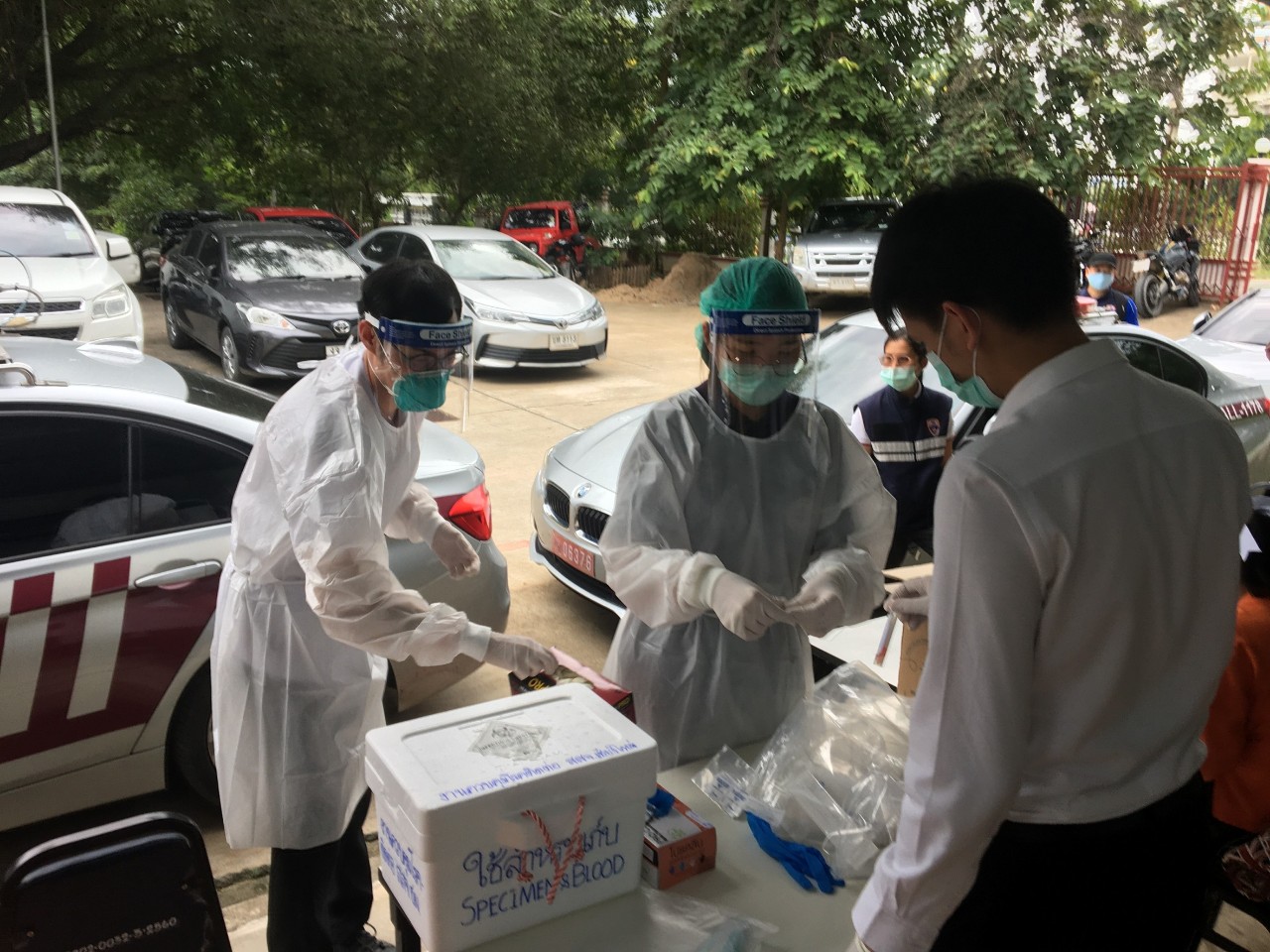 ตม.จับกุมชาวจีนลักลอบเข้ามาผิดกฎหมาย ในบ้านเช่าตัวเมืองเชียงใหม่ 19 คน ตรวจป้องกันหาเชื้อโควิค 19 