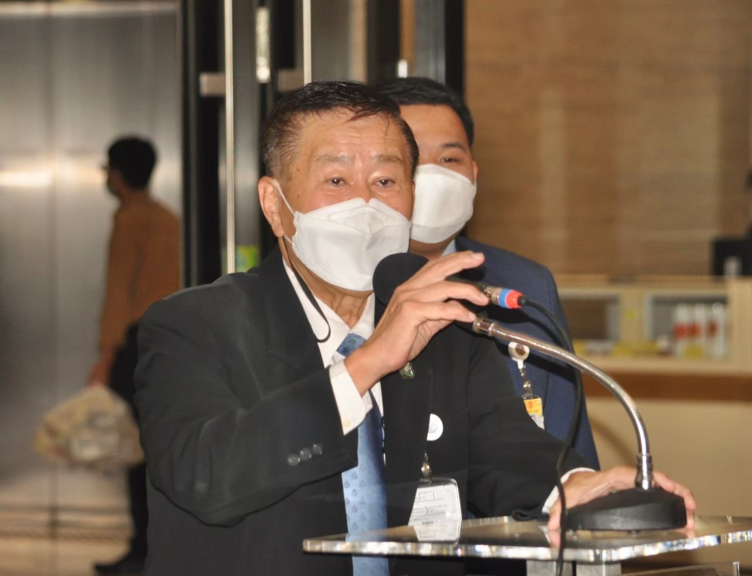 "เสรีพิศุทธิ์" บอก "ศรีสุวรรณ" ถูกต่อย แค่การสั่งสอน ชี้ชกผิดคน แนะให้ไปทำเนียบฯ 
