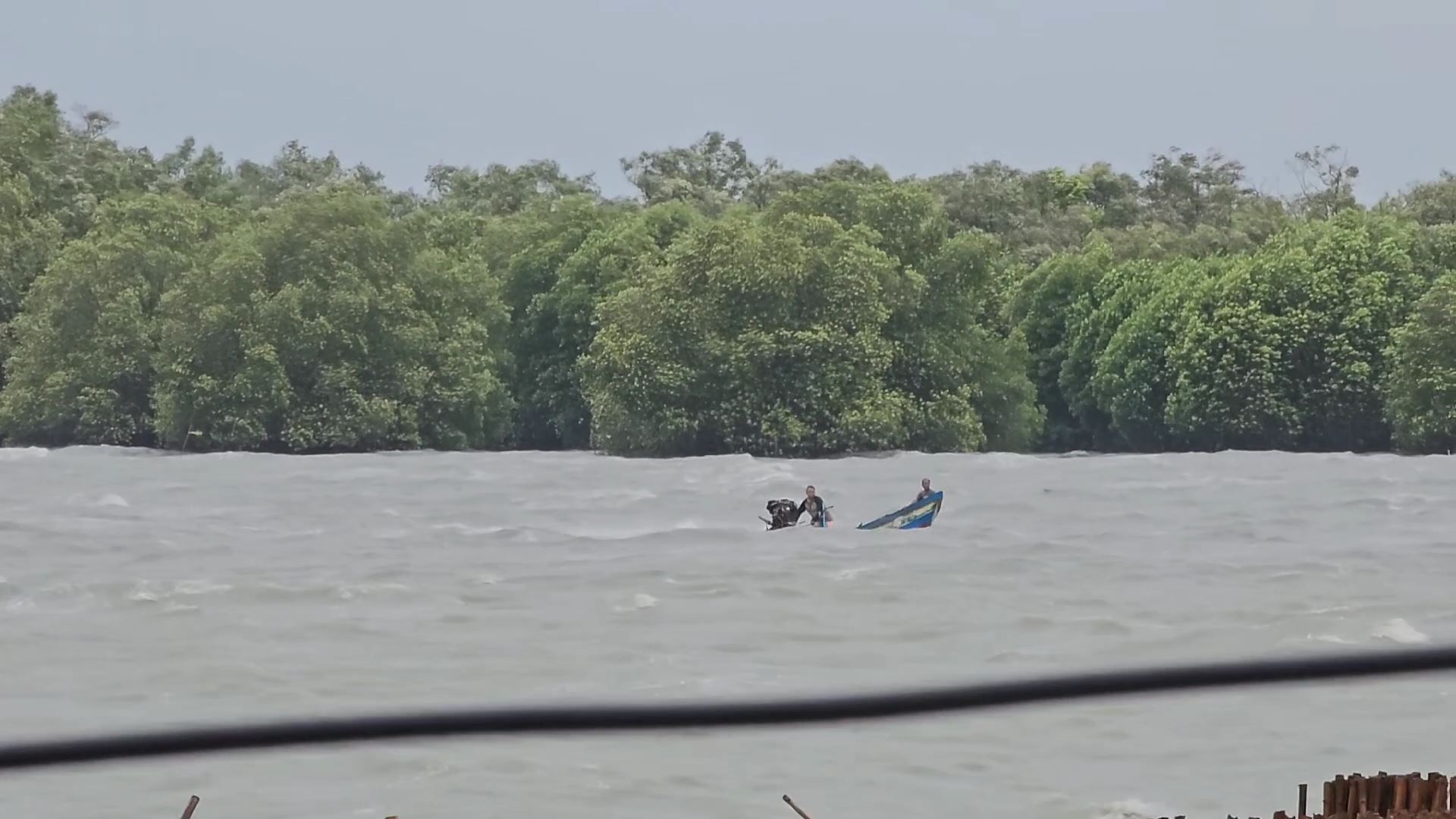 ด่วน! พายุคลื่นลมถล่มเรือล่มบริเวณอ่าวท่าศาลานับสิบลำ​ เสียชีวิตแล้ว1ราย​ สูญหายอื้อ