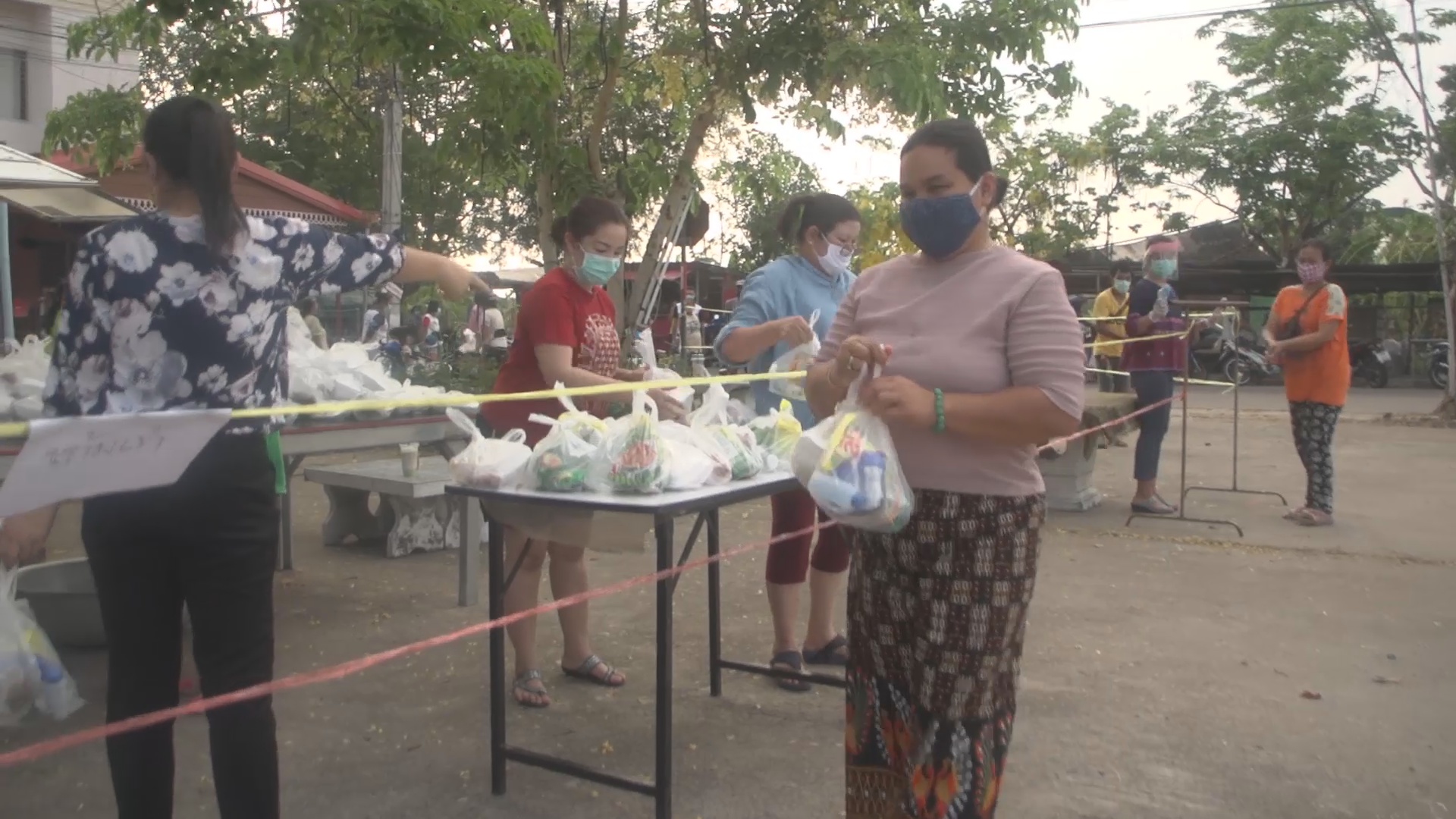 มุกดาหารชาวบ้านเอื้ออาทรไม่ทิ้งกันทำข้าวกล่องมาแจกฟรีสู้ โควิด – 19