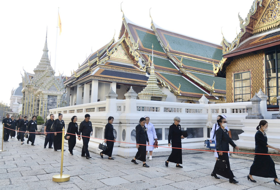 "พสกนิกร"หลั่งไหล! ข้ากราบถวายบังคมพระบรมศพ "พระพันปีหลวง" ด้วยสำนึกในพระมหากรุณาธิคุณ อย่างไม่ขาดสาย