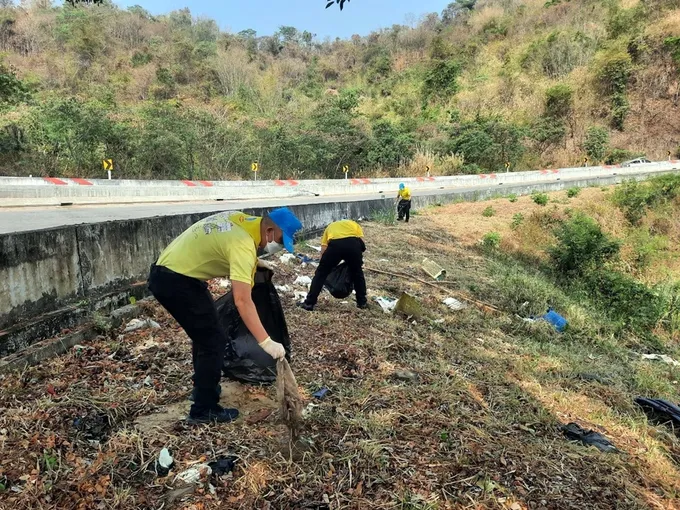 ไอเดียเจ๋ง! จิตอาสา ตร.ทางหลวงเพชรบูรณ์ เก็บขยะทำความสะอาดริมถนนสาธารณะ