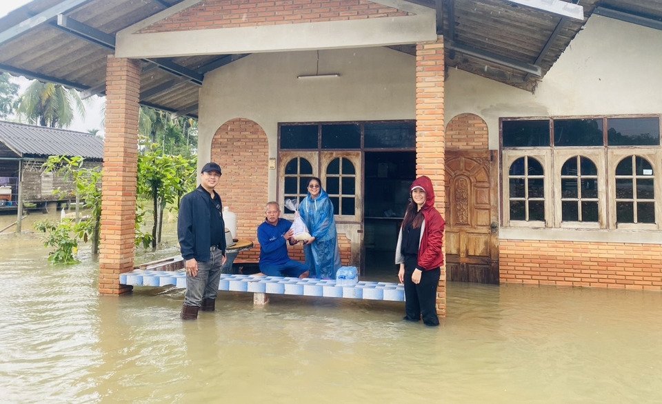 ม.ทักษิณ ลงพื้นที่ช่วยผู้ประสบภัยน้ำท่วม แจกข้าวกล่อง-ถุงยังชีพ 230 ชุดเคียงข้างประชาชน