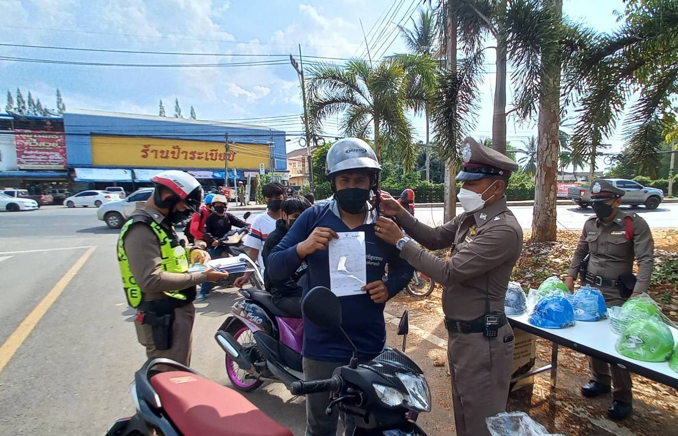 ตร.คีรีรัฐนิคม เอาจริง “จับ ปรับ แจกหมวก” กวดขันวินัยจราจร หวังลดความสูญเสียชีวิตและทรัพย์สินปชช.
