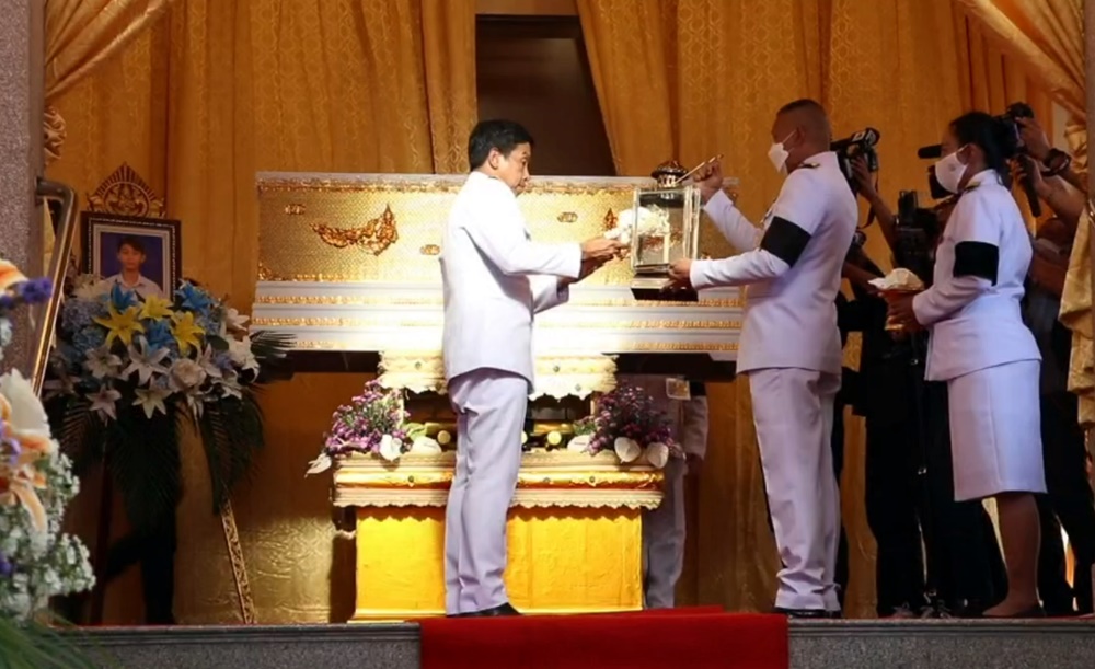 พระราชทานเพลิงศพ "น้องเบนซ์" เพื่อน-คณะอาจารย์ ร่วมส่งดวงวิญญาณ ท่ามกลางบรรยากาศเศร้าสลด