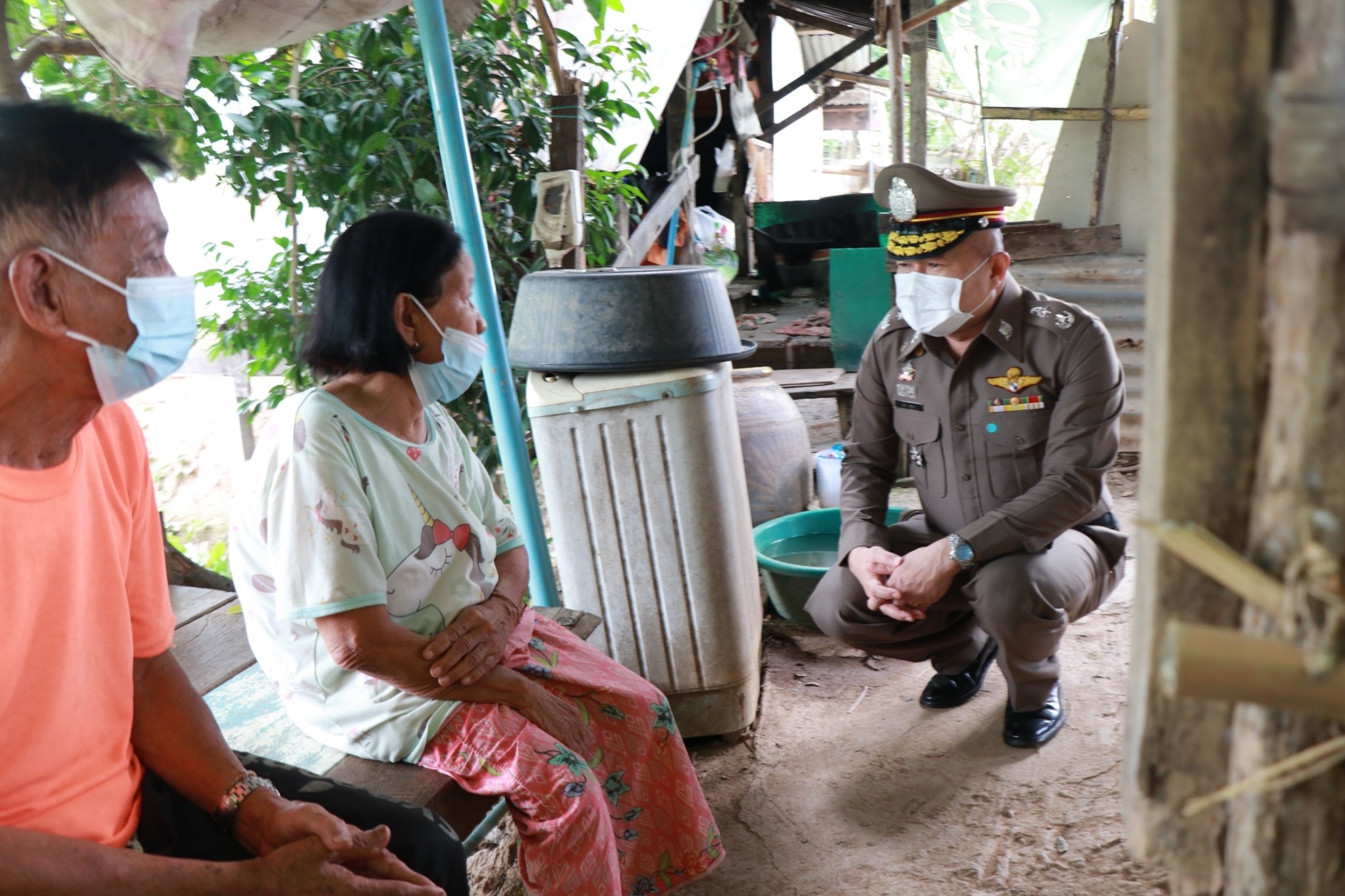 ตำรวจพิษณุโลกเยี่ยมยายทองดีหลังถูกกรมเจ้าท่าฟ้อง