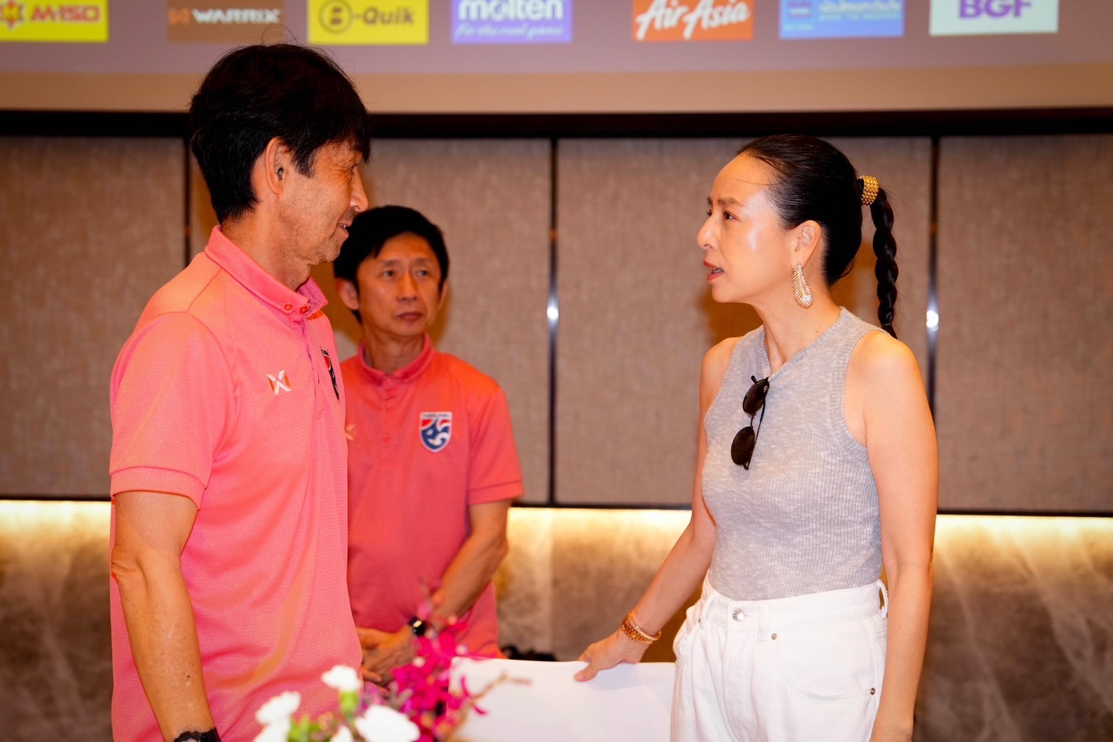 "มาดามแป้ง" เยี่ยมแคมป์ช้างศึก-เติมกำลังใจ ก่อนดวล "สิงคโปร์"  ลุ้นเข้ารอบคัดบอลโลก