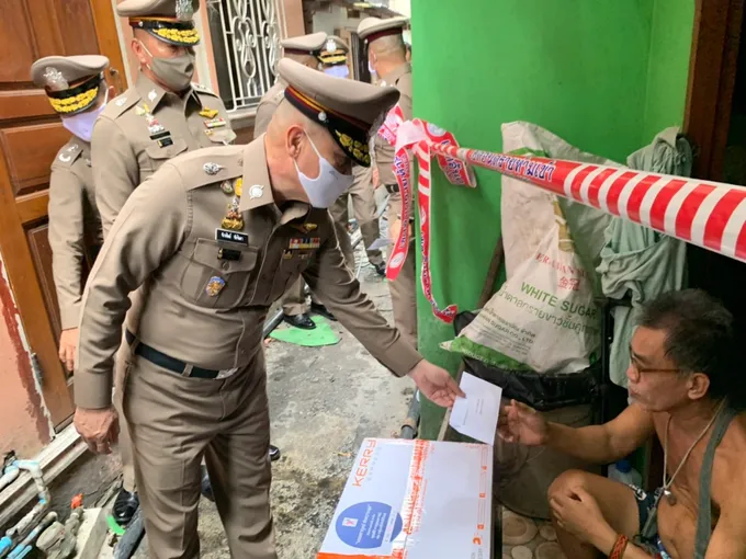 "จักรทิพย์" ตรวจที่เกิดเหตุเพลิงไหม้ ชุมชนล๊อค 1-2-3 เขตคลองเตย