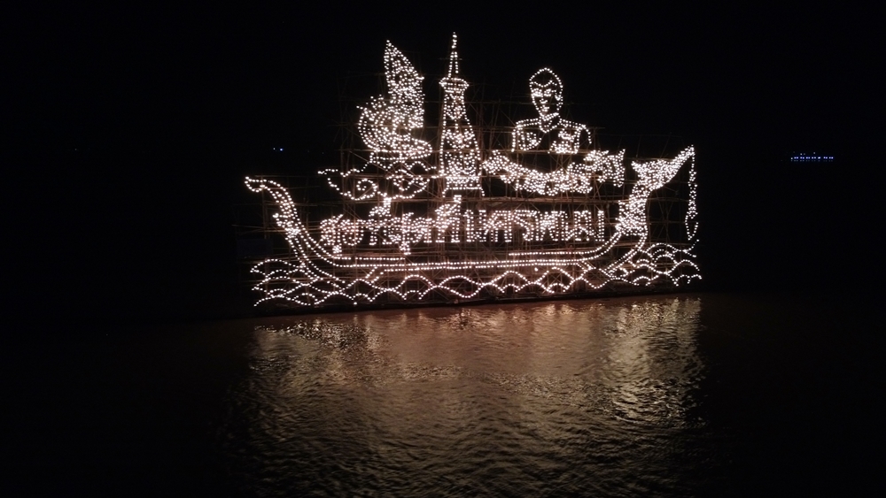 อันซีน!! ปล่อยไข่พญานาคกลางน้ำโขง ที่เดียวในไทย สร้างสีสันงานไหลเรือไฟ