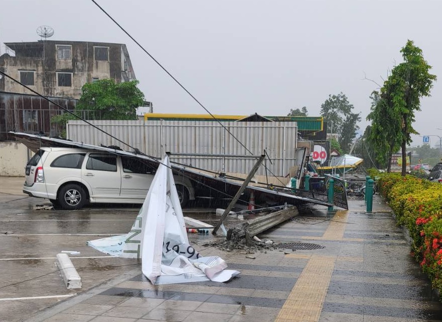 พังยับ! ป้ายโฆษณาล้มทับเก๋งใกล้แยกไฟฉาย