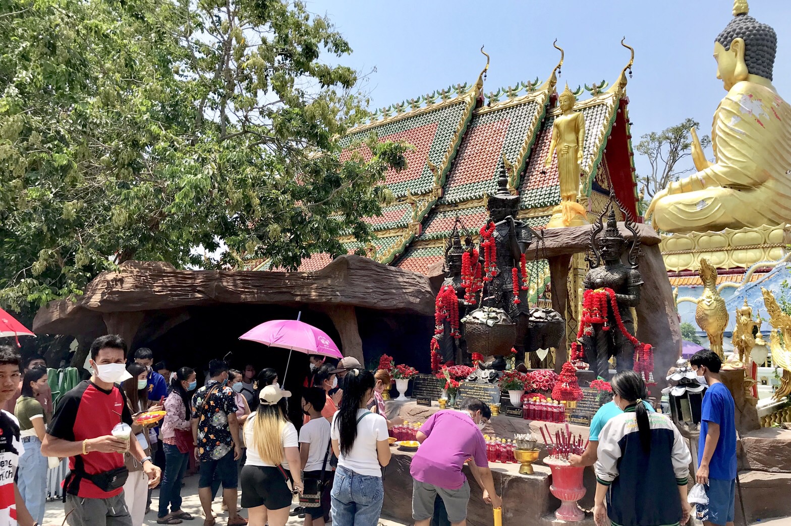 นครนายกคึกคักวันแรงงาน นักท่องเที่ยวไทย-พม่า หลั่งไหลทำบุญวัดมณีวงศ์จำนวนมาก
