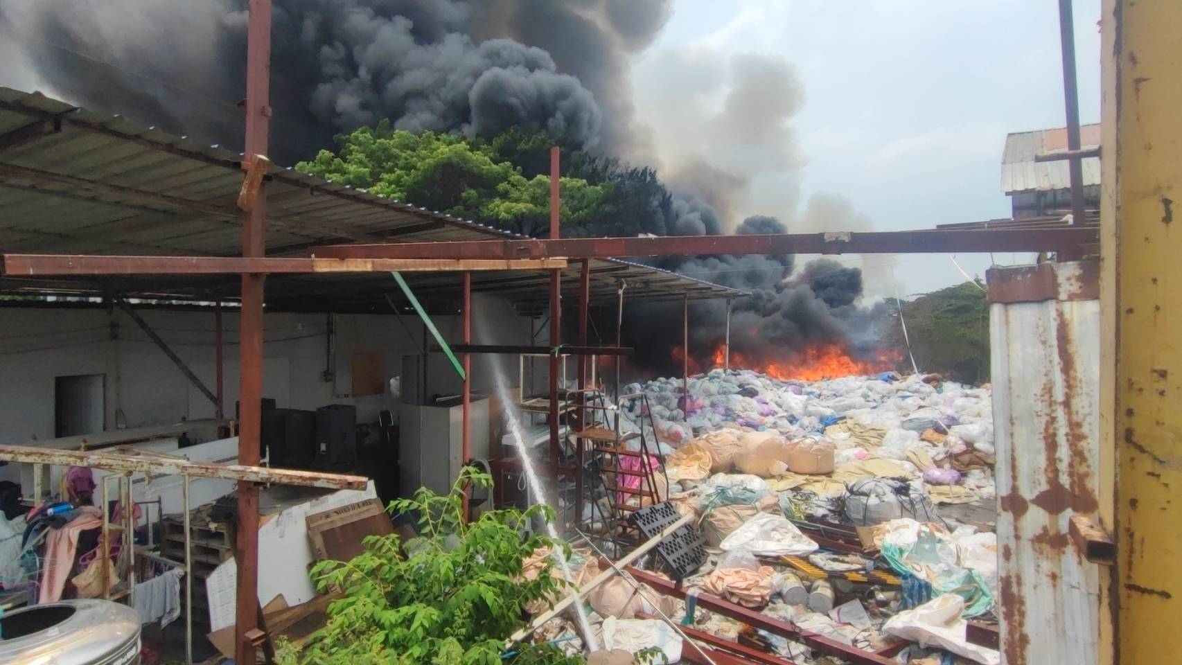 ไฟไหม้ร้านรับซื้อของเก่าย่านปทุมธานีหวิดวอดทั้งหลัง
