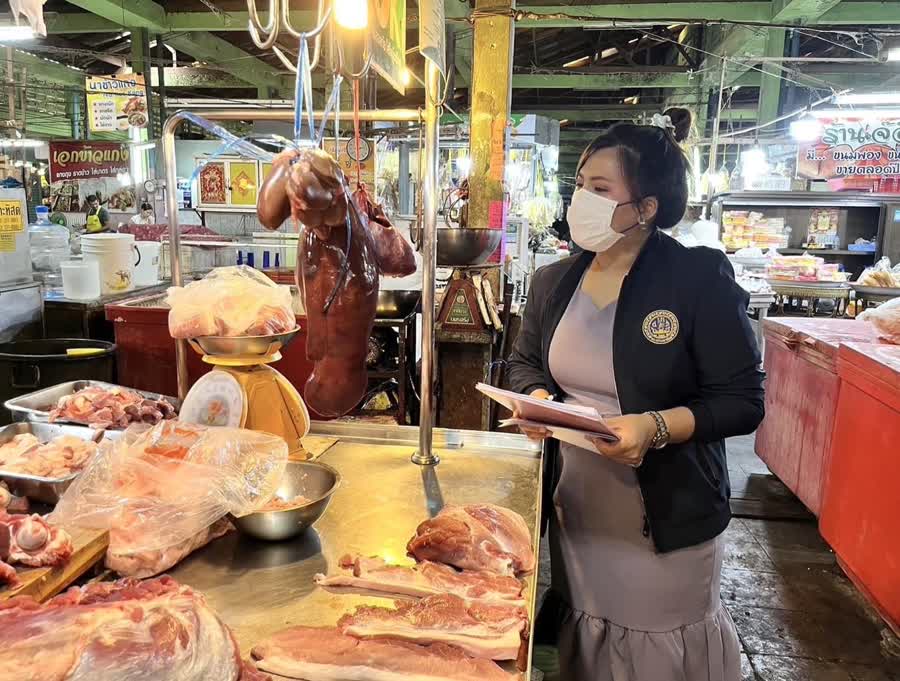 พณ.ตรังเตือนร้านค้าปิดป้ายแสดงราคาจำหน่ายสินค้าอย่างชัดเจนป้องกันการฉวยโอกาสขึ้นราคา