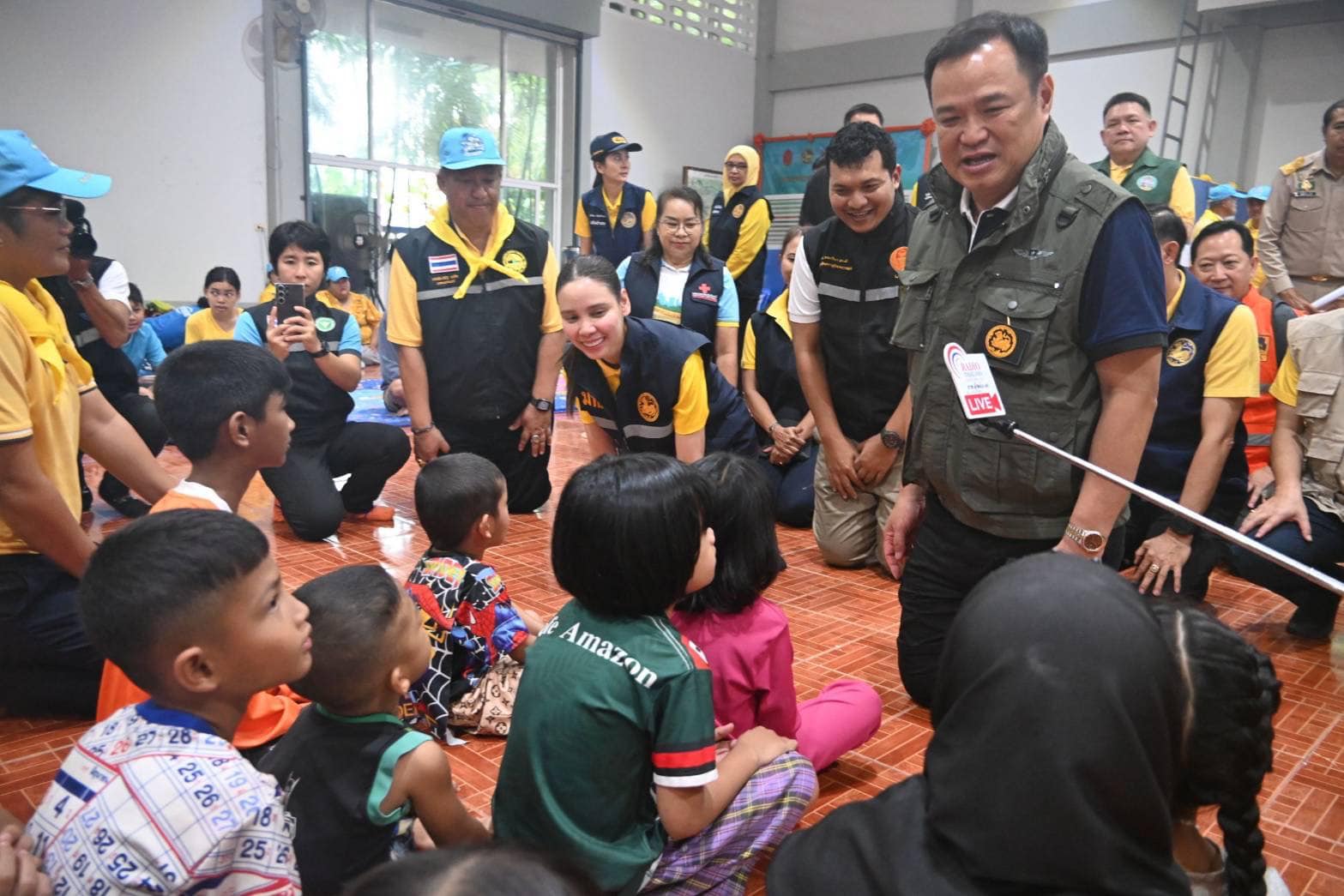 มท.1 เยี่ยมและให้กำลังใจผู้ประสบภัย ศูนย์พักพิง อ.ระแงะ พร้อมร่วมประกอบอาหารโรงครัวพระราชทานแจกจ่ายประชาชน
