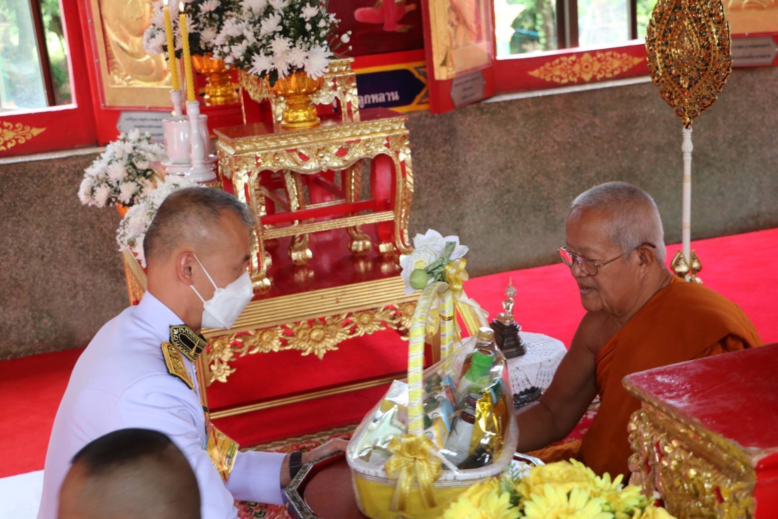 'ในหลวง'โปรดเกล้าฯ'สมศักดิ์ อนุราชเสนา'เชิญสิ่งของพระราชทานถวายแด่พระสงฆ์ในพื้นที่จังหวัดร้อยเอ็ด 