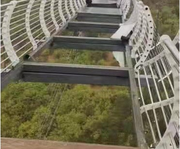 ระทึก! พายุกระหน่ำสะพานกระจกในจีนพังถล่ม-นักท่องเที่ยวติดค้างด้านบน