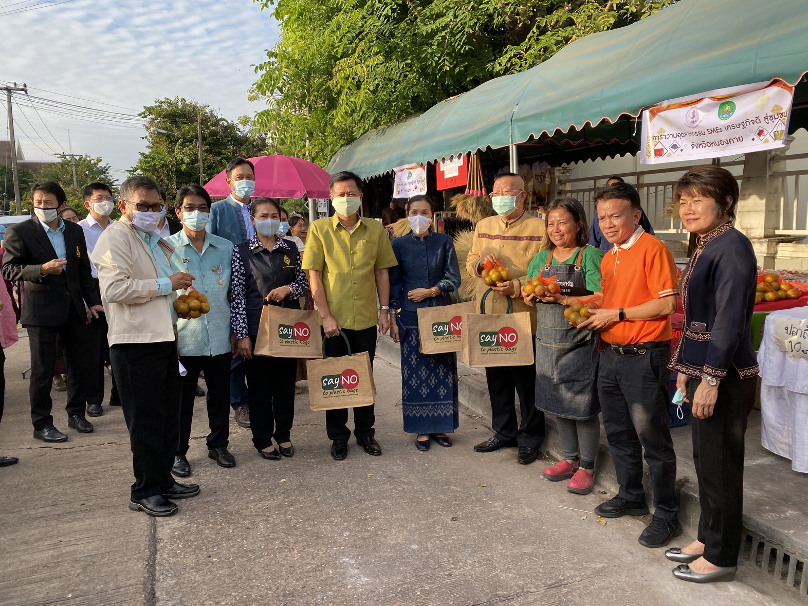 ผู้ว่าฯ หนองคาย พาทุกภาคส่วน เยี่ยมชมและซื้อสินค้าตลาดเกษตรกรจังหวัดหนองคาย