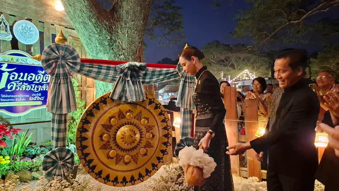 “รมว.วัฒนธรรม” เปิดงาน “ย้อนอดีตศรีสัชนาลัย” สืบสานผ้าไทย–เครื่องเงินโบราณ กระตุ้นท่องเที่ยวและเศรษฐกิจชุมชน