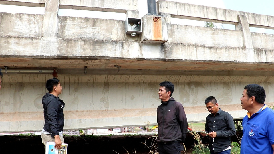กอ.รมน.ชุมพร ตรวจสะพานไฟดับกว่า 6 เดือน พบถูกลักตัดสายไฟเสียหายเกือบทั้งแนว
