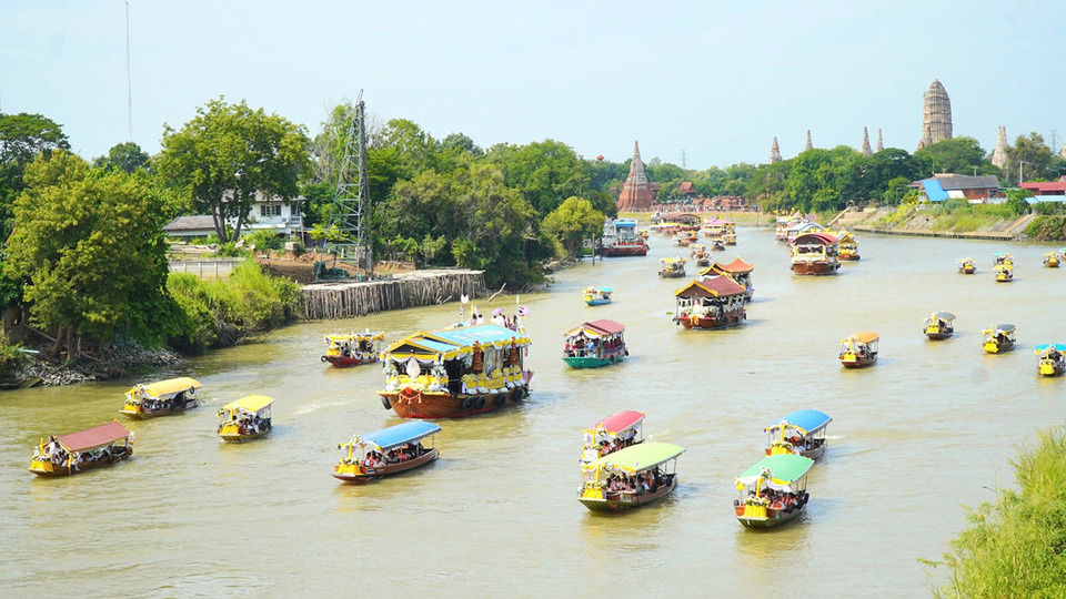 อยุธยาสุดอลังการ! ขบวนเรือแห่เทียนพรรษา 75 ลำ ล่องสายน้ำถวายเทียน เทิดไท้องค์ราชัน 