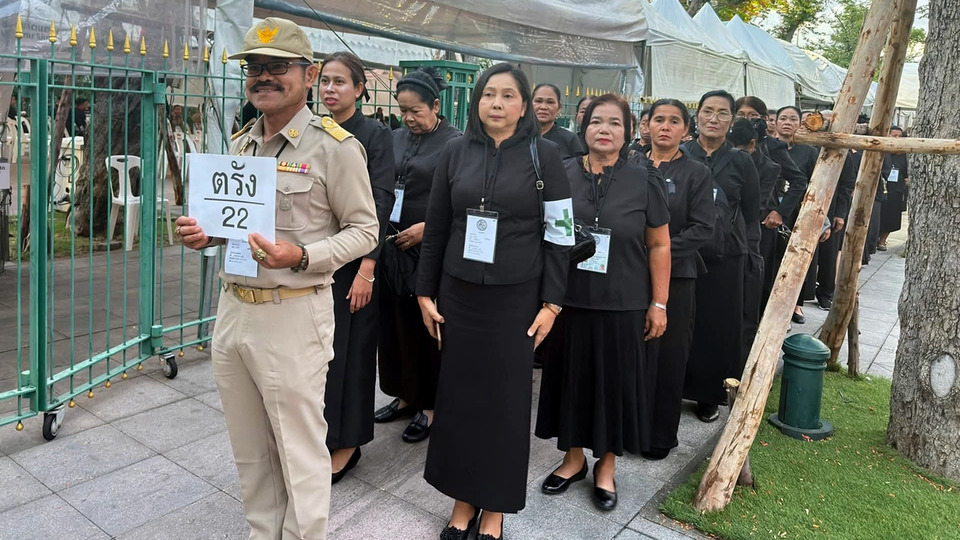 ชาวตรังเกือบ 1,000 คน เข้าเฝ้าฯ กราบถวายบังคมพระบรมศพ "พระพันปีหลวง" ด้วยความอาลัย
