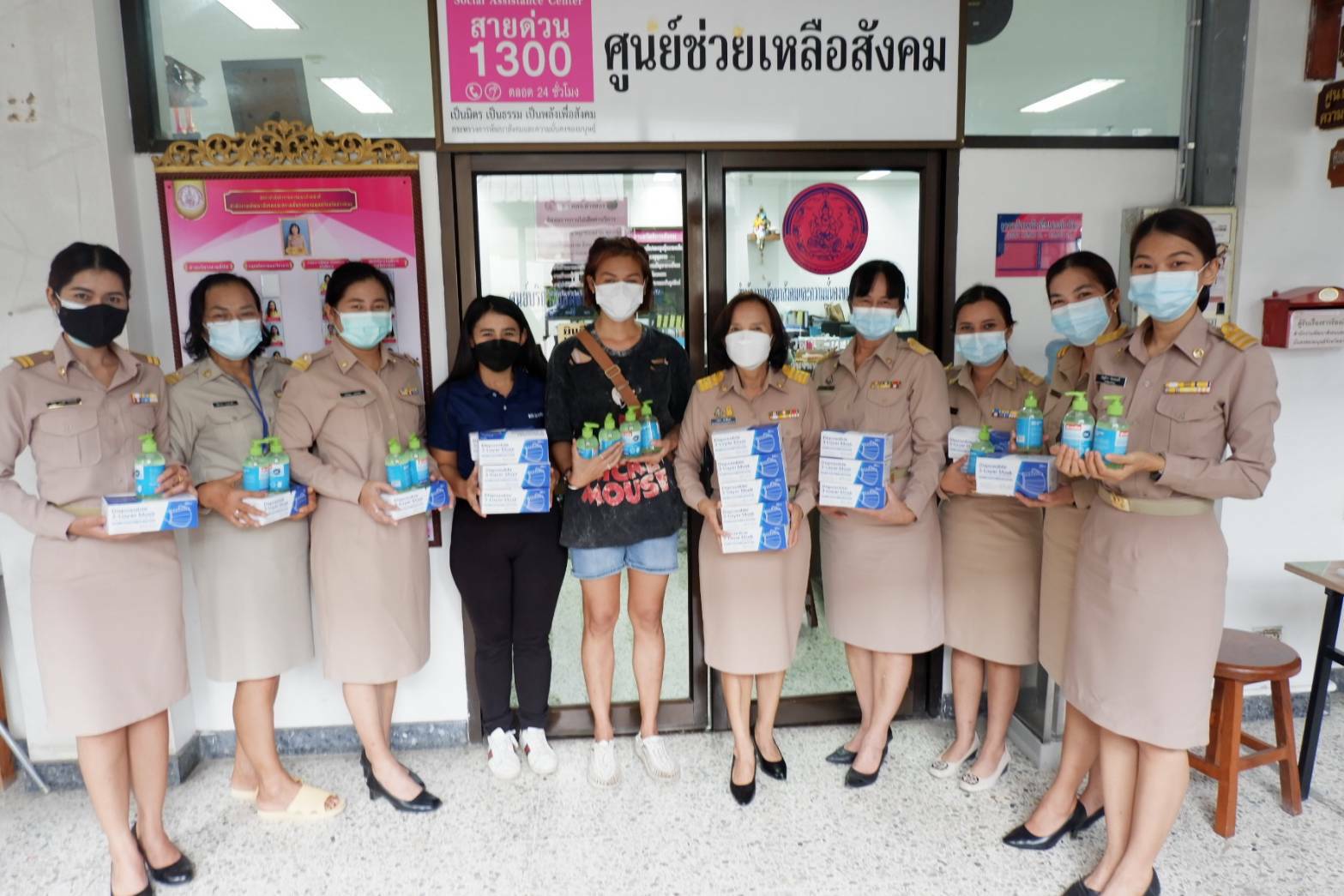 พมจ.อ่างทอง รับมอบหน้ากากอนามัยพร้อมเจลล้างมือ  ส่งต่อกลุ่มเปราะบางที่ได้รับผลกระทบจากโควิค-19