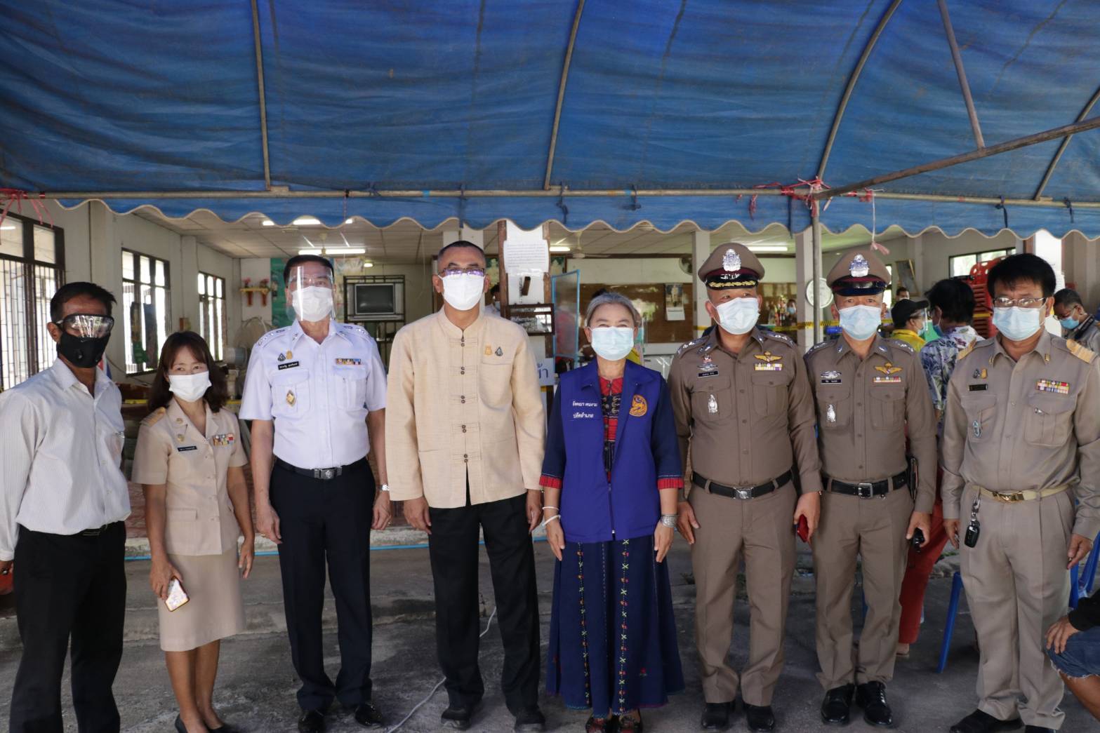 พ่อเมืองสุโขทัย ลงตรวจหน่วยเลือกตั้งซ่อมนายกเทศมนตรีตำบลกงไกรลาศ
