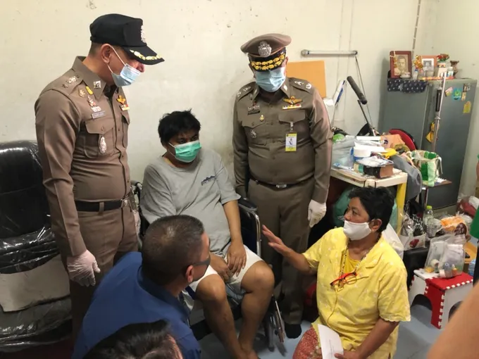 "จักรทิพย์" มอบวีลแชร์ให้ผู้ป่วยติดเตียงพื้นที่ สน.สายไหม