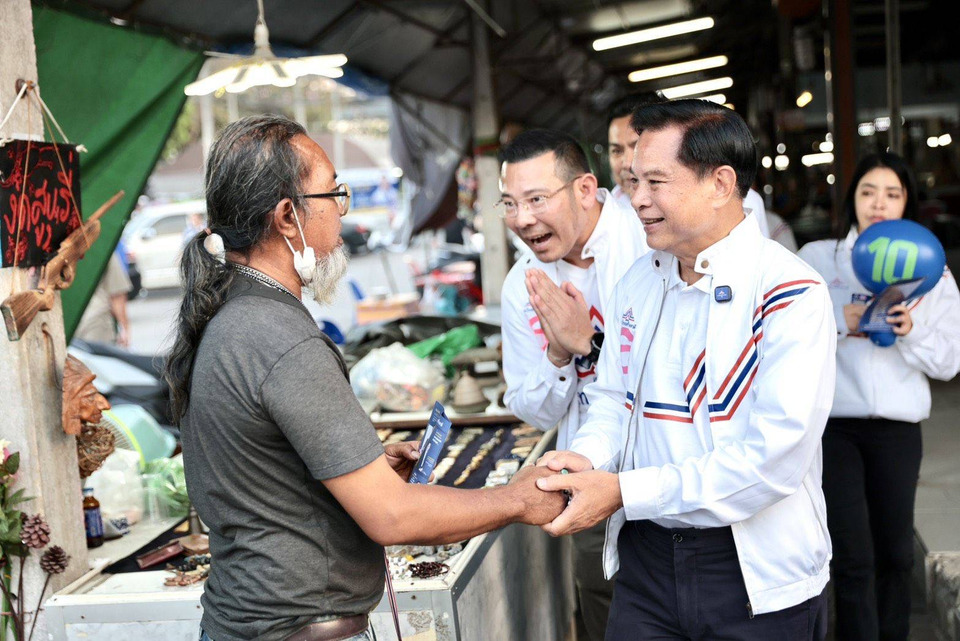"พีระพันธุ์" บุกบางกะปิ ชูแก้หนี้-ลดราคาน้ำมัน 25 บาท อ้อนขอโอกาส รทสช. สางปัญหาชาติ
