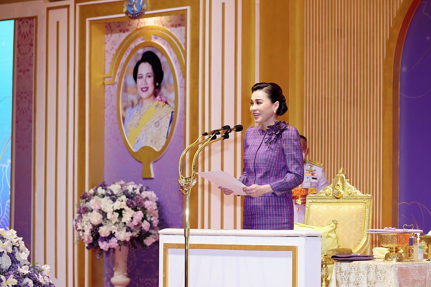 ประธานสภาสมาคมสตรีแห่งชาติ ในพระบรมราชินูปถัมภ์  รับเสด็จสมเด็จพระนางเจ้าฯ พระบรมราชินี 