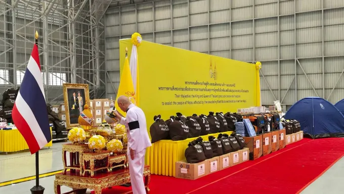 “ในหลวง-พระราชินี” โปรดเกล้าฯพระราชทานสิ่งของช่วยเหลือประชาชนชาวเนปาล ในเหตุการณ์อุทกภัยฉับพลันและดินถล่ม