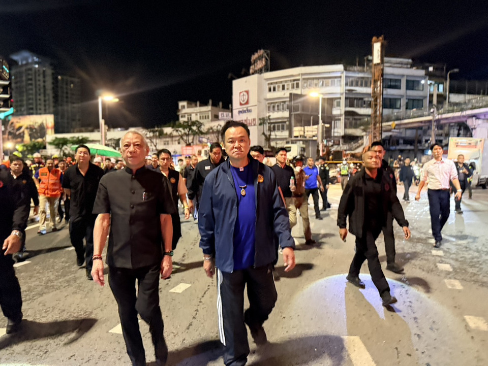 นายกฯ ลุยเที่ยงคืน! ลงพื้นที่วงเวียนใหญ่ ตรวจน้ำรั่วอุโมงค์รถไฟฟ้าสายสีม่วงใต้ ย้ำไม่ให้ซ้ำรอยถนนยุบหน้าวชิรพยาบาล
