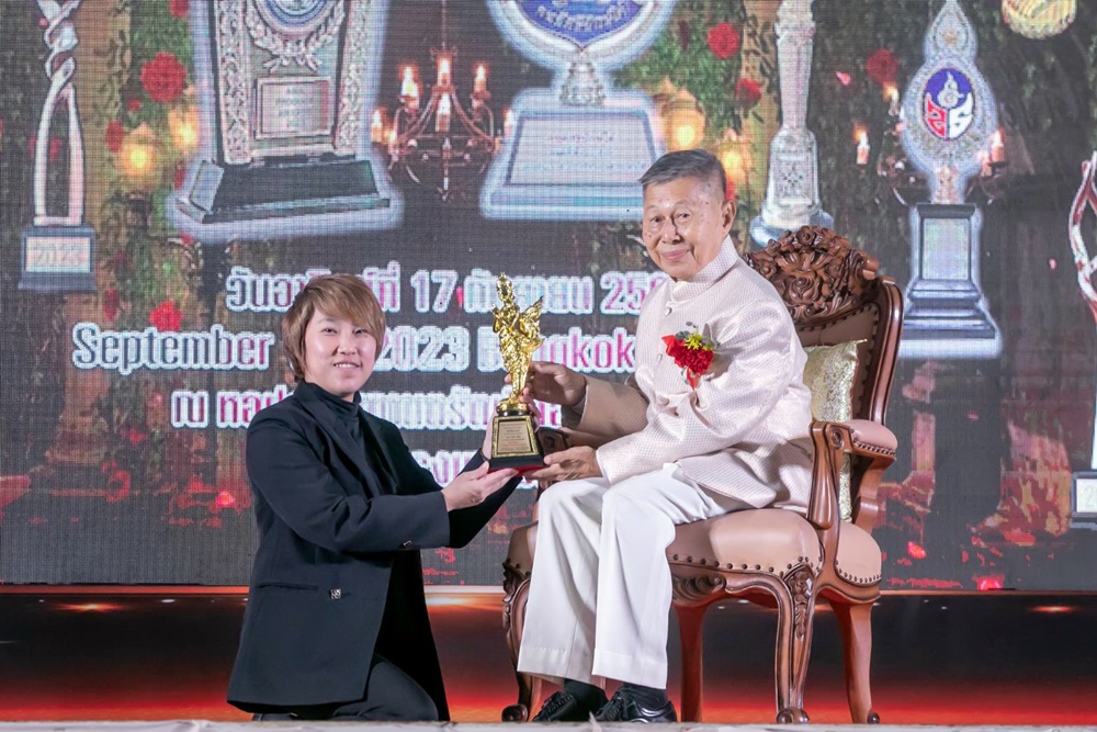 "เกิร์ล-ยุพเรศ" บอสใหญ่จี-ยู ครีเอทีฟ สุดปลื้ม!!! เข้ารับรางวัล “กินรีทองคำ” สาขาผู้ทำคุณประโยชน์ต่อประเทศชาติดีเด่น ประจำปี 2566