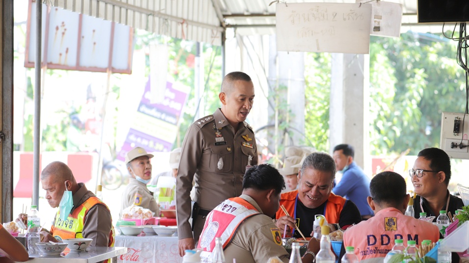 ตำรวจปทุมธานีพร้อมอำนวยความสะดวกการจราจรช่วงวันหยุดยาว