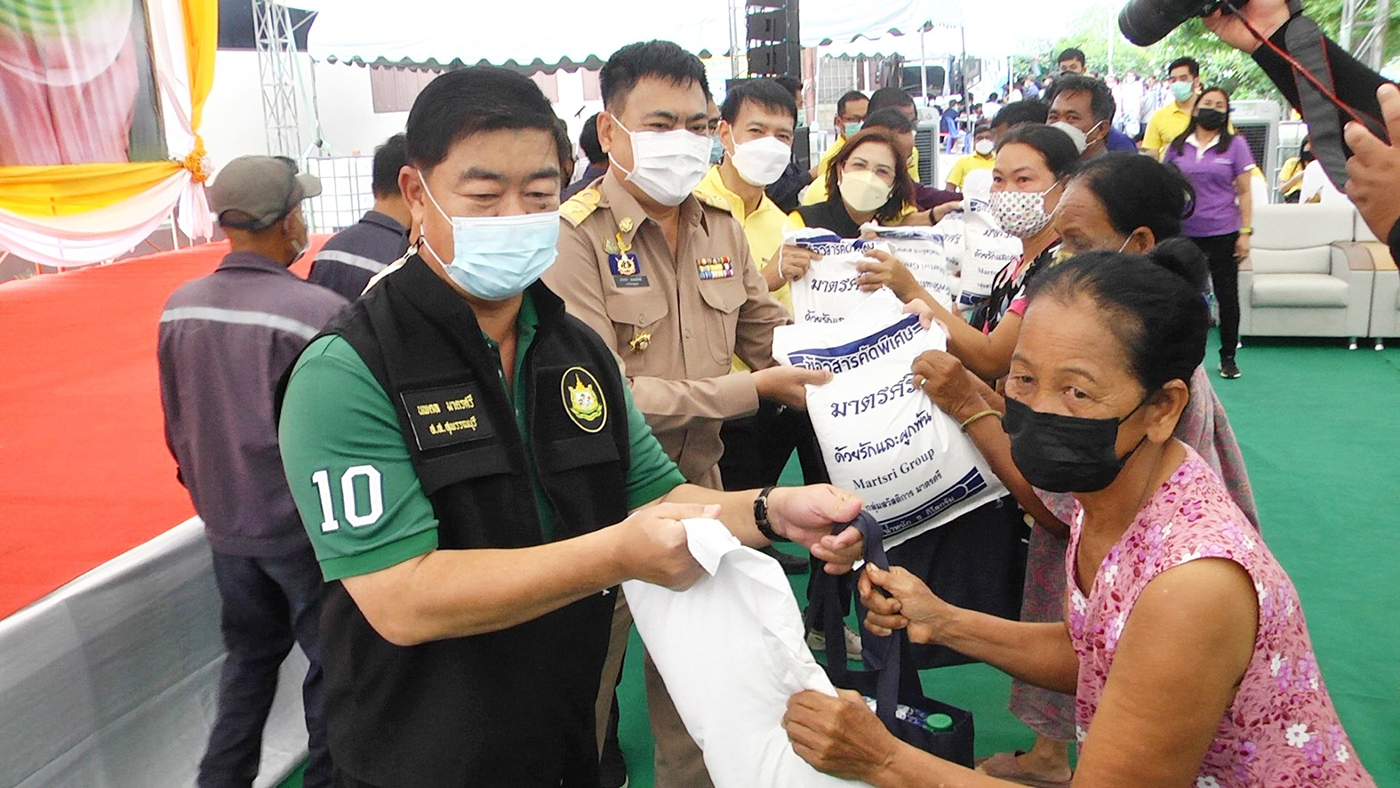 สุพรรณบุรีกลุ่มโรงโม่จัดทีมแพทย์ตรวจสุขภาพประชาชนรอบเหมืองหิน