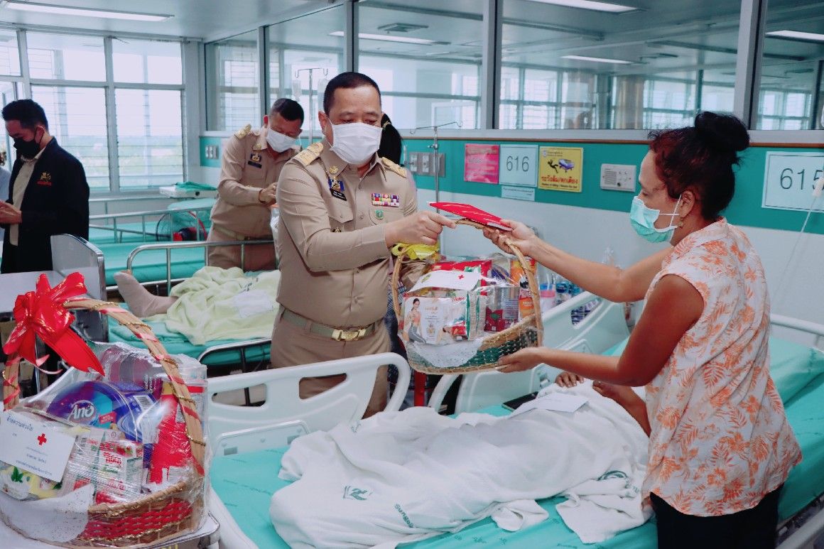 ผู้ว่าฯนราธิวาส พร้อมคณะ รุดเยี่ยมผู้ได้รับบาดเจ็บจากเหตุระเบิด 2 ราย ในพื้นที่อำเภอสุไหงปาดี