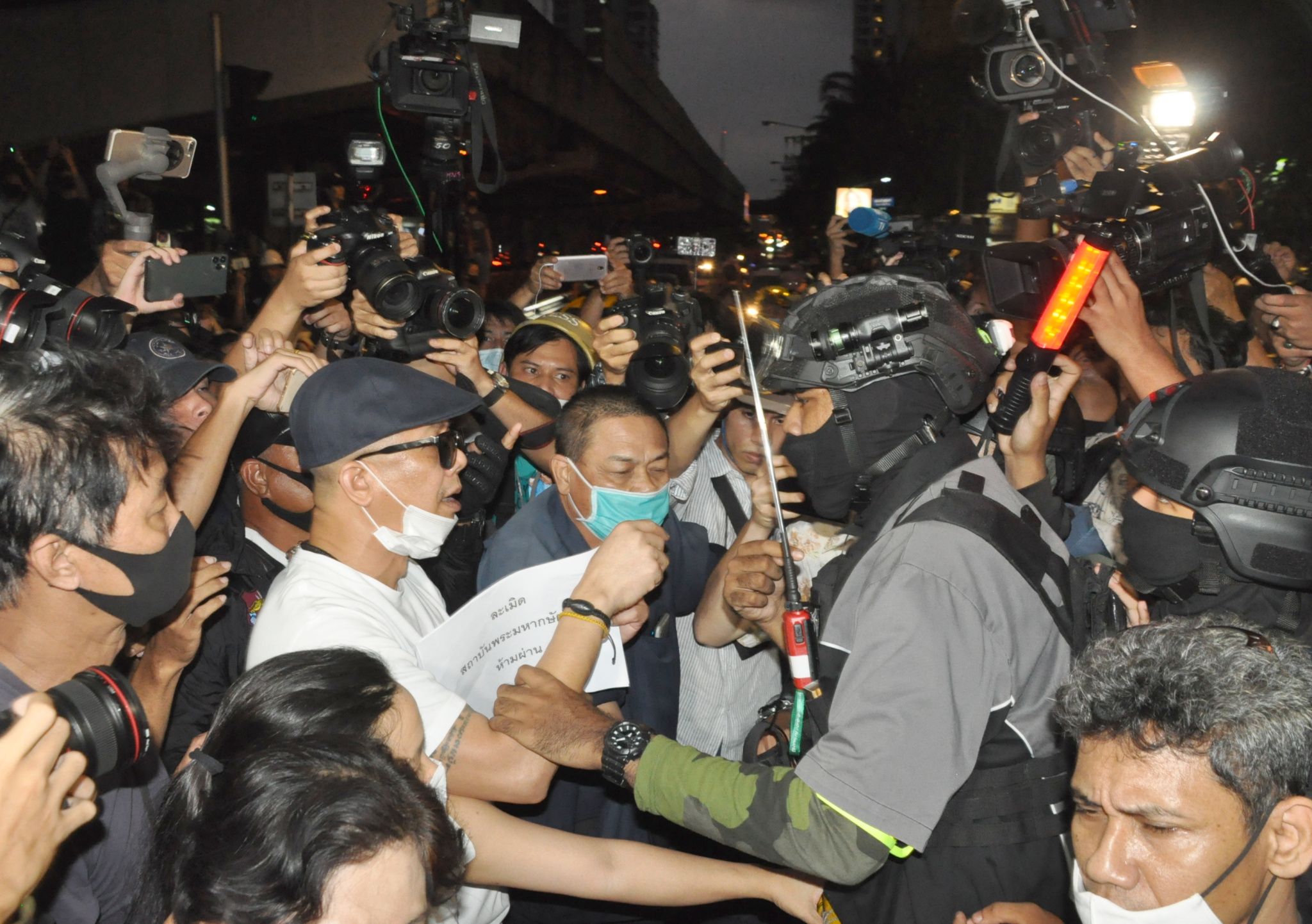  ชุลมุน!ทนายนกเขาบุกเดี่ยวขวางคณะราษฎร ไปทำเนียบ