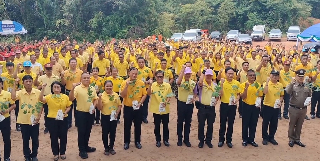 สกลนครเปิด "โครงการ 72 ล้านต้น พลิกฟื้นผืนป่าเฉลิมพระเกียรติในหลวง" รวมพลังจิตอาสาร่วมปลูกป่า 