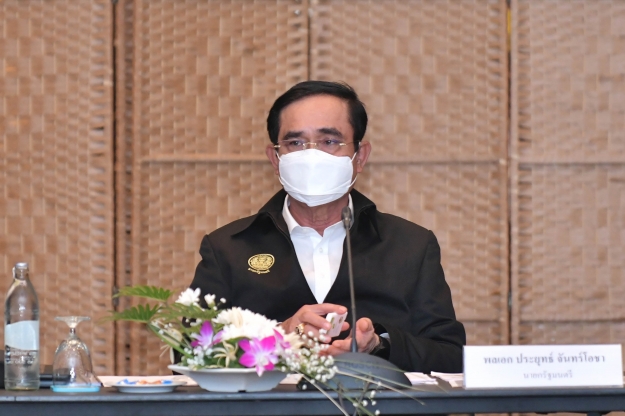 “บิ๊กตู่” ควง “บิ๊กป๊อก” ลงพื้นที่สุโขทัย ติดตามสถานการณ์น้ำ ด้านรมต.แกนนำ-ส.ส.กลุ่มสามมิตร แห่รอรับ 