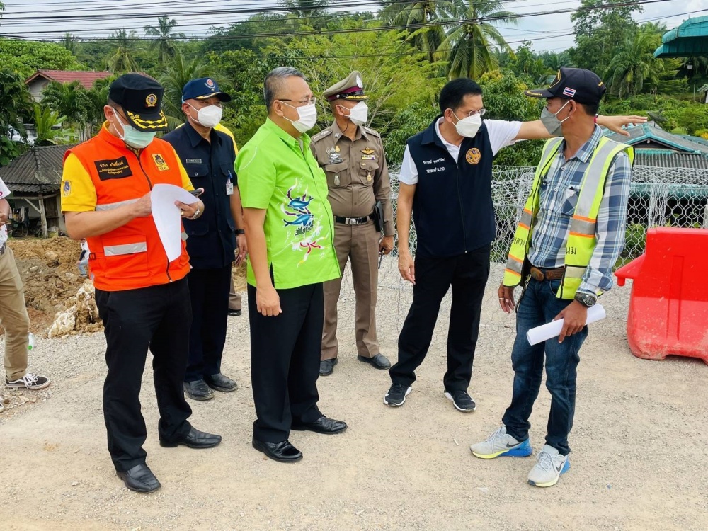 ผู้ว่าฯสุราษฎร์ ลงพื้นที่ อ.พนม ติดตามช่วยเหลือน้ำป่าไหลท่วมหมู่บ้าน-ดินสไลด์ปิดถนนเข้าสู่ภาวะปกติแล้ว
